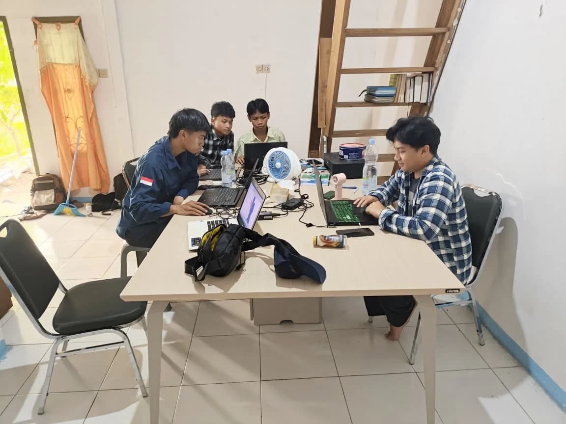Suasana kegiatan magang peserta SMK Adhiyaksa Bogor di ruang kerja P4I.